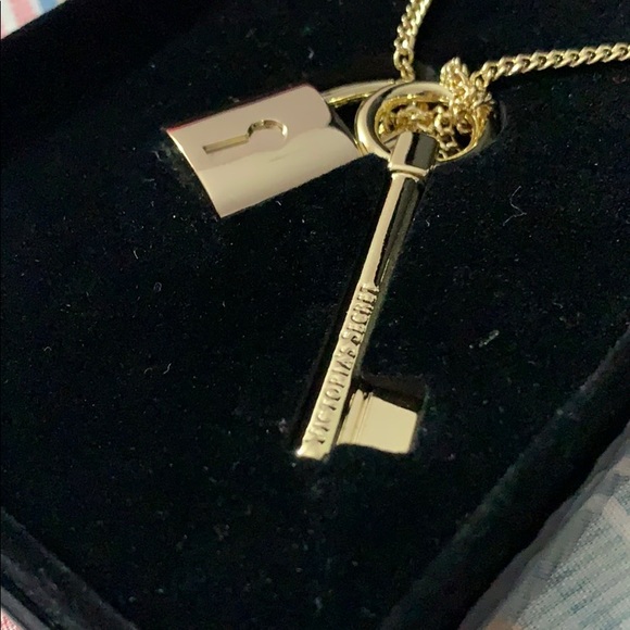 NWT Victoria’s Secret Necklace - Picture 4 of 5